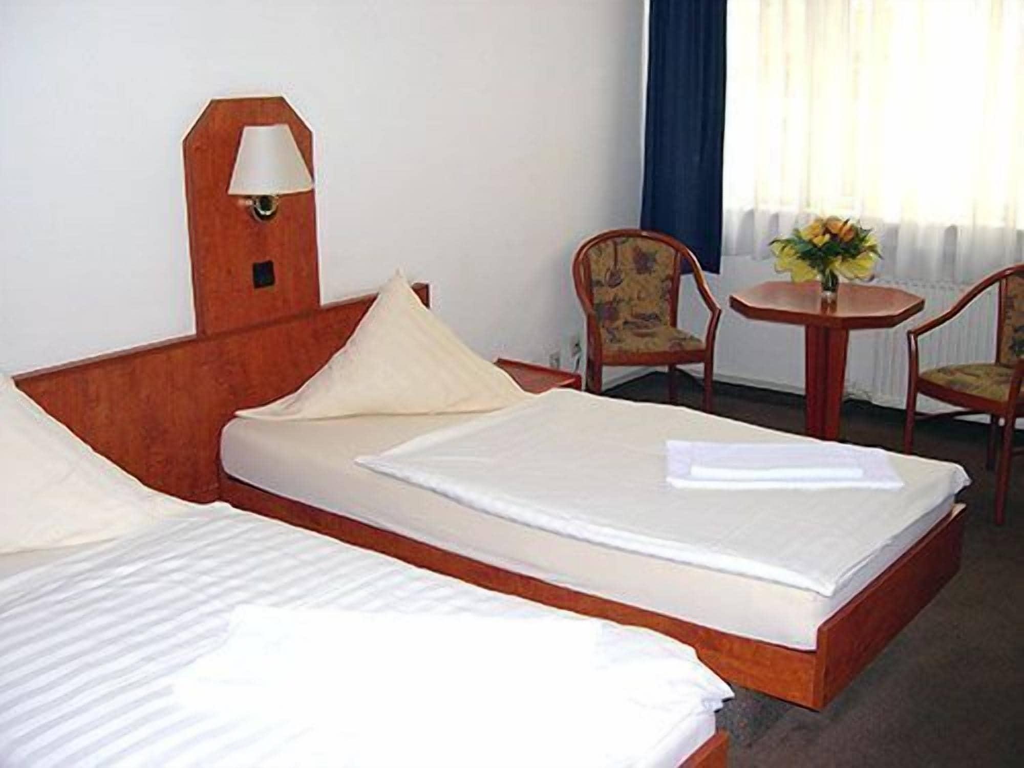 Hotel Rossija Frankfurt am Main Kamer foto